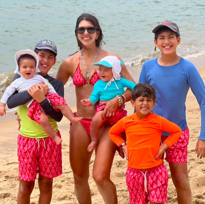 Nathália com seus 5 filhos